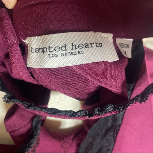 tempted hearts beautiful maroon tank top with black lace neck & choker collar - Picture 10 of 12